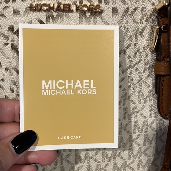 Michael Kors British Tan and cream MK logo shoulder bag New! - Picture 6 of 8